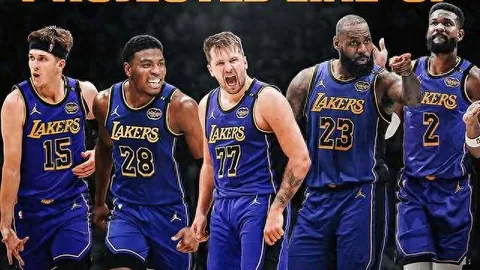 库里火力全开，三分8中8独揽32分7板5助，助勇士一度领先17分