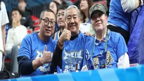 曼联疯狂甩卖，拜仁无意接盘，德利赫特与马兹拉维面露疑虑