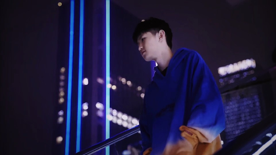 与此同时